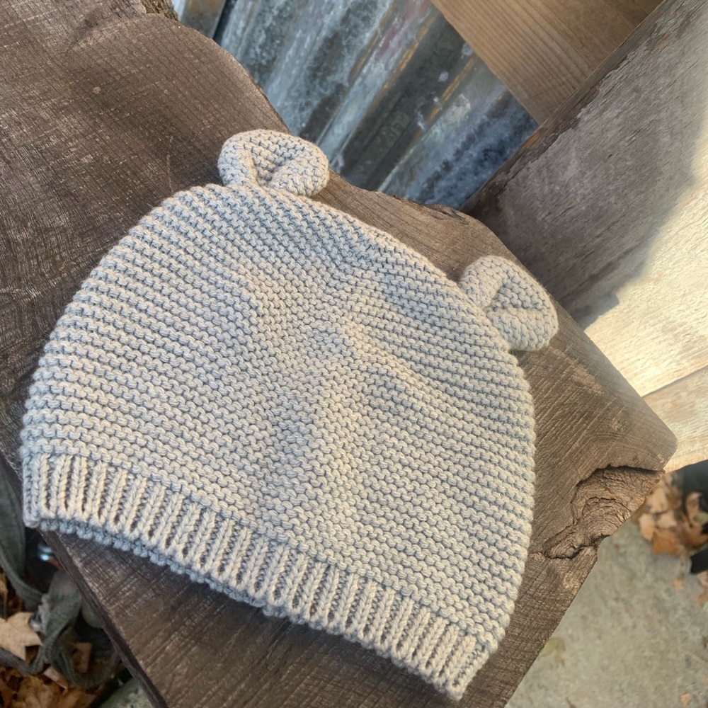 🌴! Baby GAP beanie hat and baby bib! - Picture 2 of 5